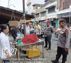 Kasub Sektor AIPTU Edi Syahputra SH saat  Monitoring Pasar Murah