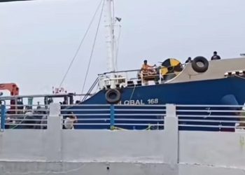 Kapal Tanker MT Global 168 yang membawa 1 ton ketamine dikawal ketat di Pelabuhan Belawan setelah berhasil ditangkap dalam operasi di Selat Malaka. (Foto Ist)