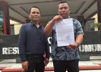 David Eka Putra salah seorang mahasiswa S-2 mengadukan Yayasan Perguruan Darma Agung (YPDA) didampinggi Liston Hutajulu Ketua Koordinator Aliansi Keadilan Darma Agung (AKDA) saat membuat laporan di Polda Sumut.Foto Ist
