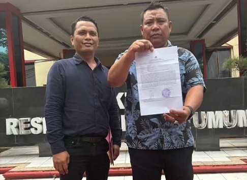 David Eka Putra salah seorang mahasiswa S-2 mengadukan Yayasan Perguruan Darma Agung (YPDA) didampinggi Liston Hutajulu Ketua Koordinator Aliansi Keadilan Darma Agung (AKDA) saat membuat laporan di Polda Sumut.Foto Ist