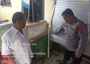 Kasub Sektor Pasar Horas AIPTU Edi Syahputra SH melakukan pengecekan TKP Pengerusakan kios di Pasar Horas
