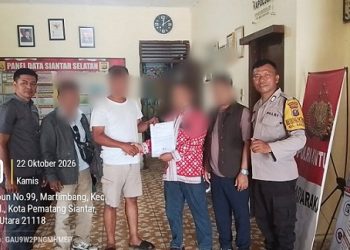 Personil piket Polsek Sianțar Selatan Polres Pematangsiantar dipimpin Kanit Reskrim IPDA Jaya Manihuruk SH selesaikan dugaan penganiayaan di Jalan Melanthon Siregar Simpang Jalan Samosir 1