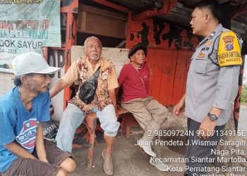 Bhabinkamtibmas Kelurahan Naga Pita Aipda A. Simatupang sambangi warga Jalan Pdt. J. Wismar Saragih