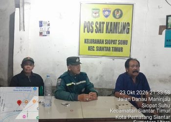 Piket Pawas Kanit Reskrim IPDA Indrawan S.Sos bersama Bhabinkamtibmas AIPTU Ungkap Hutagalung, AIPTU Goido Sinaga dan AIPDA V. R.S. Garingging S.T melaksanakan SALING di Pos Satkamling (Satuan Keamanan Lingkungan) Siopat Suhu