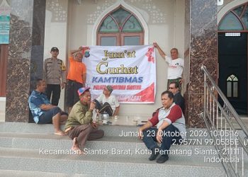 Piket Bhabinkamtibmas AIPDA Saut M. Manurung dan AIPDA I. Surya Darma menggelar Jumat Curhat Kamtibmas di Mesjid Dakwa Jalan Jawa