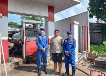 Personil Satpolairud Polres Tanjungbalai Pantau Distribusi BBM Subsidi Nelayan