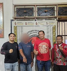 Pelaku JGM beserta barang bukti saat diserahkan Tim Opsnal Unit Reskrim Polsek Gunung Malela di ruangan Sat Resnarkoba Polres Simalungun