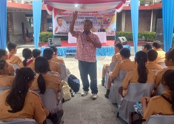 Anggota DPRD Kota Medan, Binsar Simarmata mgelar kegiatan Pembinaan Ideologi Pancasila dan Wawasan Kebangsaan di halaman SMP Budi Murni 2 (Foto Ist)