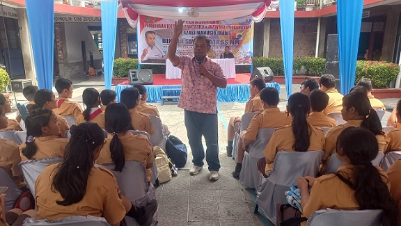 Anggota DPRD Kota Medan, Binsar Simarmata mgelar kegiatan Pembinaan Ideologi Pancasila dan Wawasan Kebangsaan di halaman SMP Budi Murni 2 (Foto Ist)