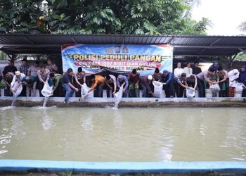Wakapolda Sumatera Utara Brigjen Pol. Fadillah Zulkarnaen dan Kapolrestabes Medan Kombes Pol. Dr. Jean Calvijn Simanjuntak saat laksanakan penaburan 1.997 benih ikan gurami. (Foto Ist)