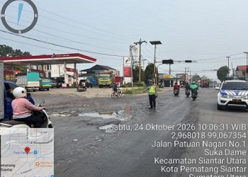 Personil Unit Kamsel Sat Lantas Survey Jalan Rusak di Jalan Patuan Nagari