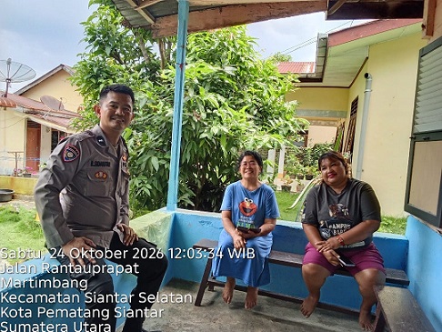 Bhabinkamtibmas Kelurahan Martimbang, Aipda Roy Sidabutar, S. H melaksanakan sambang ke rumah warga di Jalan Rantau Parapat Gang Dame