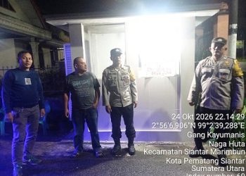 Kanit Intelkam IPDA Edison S. Sitohang, AIPTU M. Sianturi, AIPDA A. Manurung dan AIPDA P. Butar Butar melaksanakan SALING (Sapa Siskamling) di Pos Kamling Jalan Sisingamangaraja Gang Kayu Manis