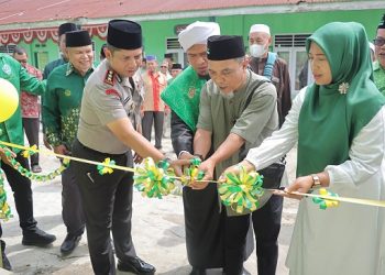 Kapolres Pematangsiantar AKBP Dhana Noer Kurniawan SIK. MM bersama Wakil Walikota Pematangsiantar Herina, Ketua PD. Al Jam'iyatul Washliyah Muhammad Ishak Hutasuhut saat gunting pita Memasuki Ruangan Kelas Baru MIS Al Washliyah