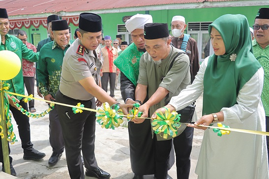 Kapolres Pematangsiantar AKBP Dhana Noer Kurniawan SIK. MM bersama Wakil Walikota Pematangsiantar Herina, Ketua PD. Al Jam'iyatul Washliyah Muhammad Ishak Hutasuhut saat gunting pita Memasuki Ruangan Kelas Baru MIS Al Washliyah