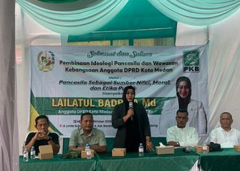 Anggota DPRD Kota Medan, Lailatul Badri saat menggelar Pembinaan Ideologi Pancasila dan Wawasan Kebangsaan (Wasbang) di Jalan Letda Sujono, Kelurahan Bandar Selamat, Medan Tembung ( Foto Ist)