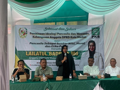 Anggota DPRD Kota Medan, Lailatul Badri saat menggelar Pembinaan Ideologi Pancasila dan Wawasan Kebangsaan (Wasbang) di Jalan Letda Sujono, Kelurahan Bandar Selamat, Medan Tembung ( Foto Ist)