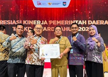 Wali Kota Pematangsiantar Wesly Silalahi SH MKn menerima penghargaan Kota Pematangsiantar sebagai Nominasi Tim Percepatan Akses Keuangan Daerah (TPAKD) Award Tahun 2026 dari Menteri Dalam Negeri (Mandagri) Tito Karnavian, di acara Rapat Koordinasi Nasional (Rakornas) TPAKD 2026, di JIExpo Kemayoran, Jakarta