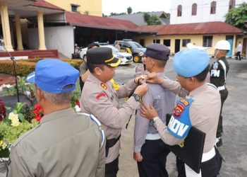 Kapolres Pematangsiantar AKBP Dhana Noer Kurniawan SIK. MM sematkan pita tanda Ops Ketupat Toba 2026 kepada perwakilan personil