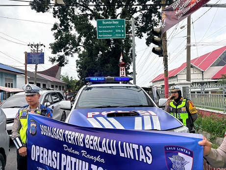 Kasat Lantas AKP Friska Susana SH saat berikan himbauan kepada masyarakat pengendara kendaraan