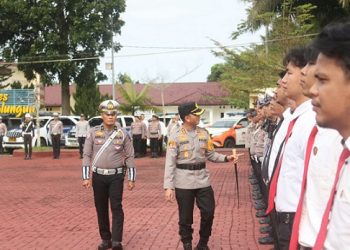 Kapolres Simalungun AKBP Dr. Hendri Nupia Dinka Barus, S.H., S.I.K., M.M didampingi Komandan Upacara Kanit Patroli Sat Lanta IPDA Andry Asih Saragih SH saat memeriksa barisan peserta Apel gelar pasukan