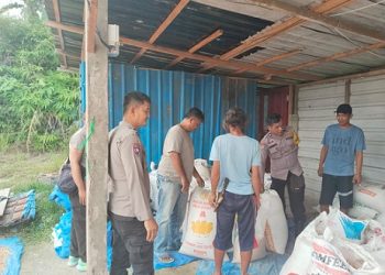 PS. Kanit Binmas AIPTU P. Manurung bersama Bhabinkamtibmas dampingi penjualan jagung petani binaan ke Bulog Cabang Pematangsiantar