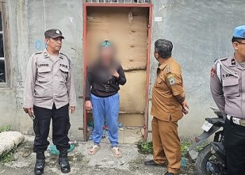 Personil Piket Polsek Siantar Utara pengecekan TKP dugaan pencurian di Jalan Pattimura Ujung