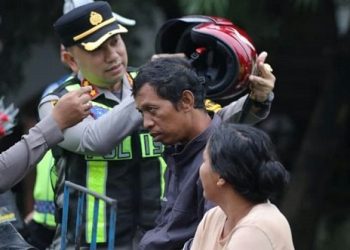 Kapolrestabes Medan Kombes Pol. Dr. Jean Calvijn Simanjuntak - Wakapolrestabes Medan AKBP Rudy Silaen turun langsung pengaturan lalu lintas di Jalan Sisingamangaraja. (Foto Ist)