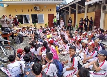 Kanit Kanit Pam Obvit IPDA Irwan Saragih didampingi personil Edukasi Tugas Samapta kepada Siswa Siswi SD YP Sultan Agung 