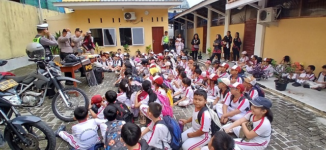 Kanit Kanit Pam Obvit IPDA Irwan Saragih didampingi personil Edukasi Tugas Samapta kepada Siswa Siswi SD YP Sultan Agung