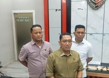 Direktur Reskrimum Polda Sumut Kombes Pol Cornelis Simanjuntak, didampingi Kasubdit Jatanras Kompol Jama Kita Purba saat memberikan keterangan terkait motif dua pelaku pembunuhan supir taksi online yang jasadnya dibuang ke Asahan. (Foto Ist)