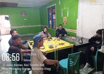 Kanit Binmas IPDA Meliyana V.M.S, Bhabinkamtibmas Kelurahan Bantan AIPTU Rayendra P. Damanik melaksanakan kegiatan Kumpul Bersama Masyarakat atau Rembuk Warga di Jalan Jawa