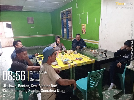 Kanit Binmas IPDA Meliyana V.M.S, Bhabinkamtibmas Kelurahan Bantan AIPTU Rayendra P. Damanik melaksanakan kegiatan Kumpul Bersama Masyarakat atau Rembuk Warga di Jalan Jawa