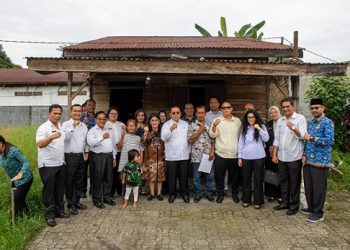 Wali Kota Pematangsiantar Wesly Silalahi SH MKn didampingi Ketua TP PKK Ny Liswati Wesly Silalahi, mengunjungi rumah tidak layak huni yang akan dibangun melalui Forum Tanggung Jawab Sosial dan Lingkungan Perusahaan Pematangsiantar (TJSLP) PT Bank Sumut Koordinator Cabang Pematangsiantar