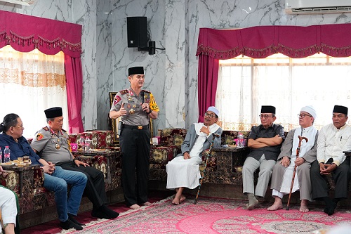 Kapolda Sumut Irjen Pol. Sonny Irawan saat bersilaturahmi dengan Pimpinan Ponpes Al-Kautsar Al-Akbar, Buya Syekh Ali Akbar Marbun, di kediamannya, Jalan Pelajar Ujung, Medan (Foto Ist)