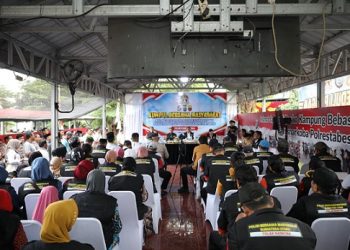 Kapolrestabes Medan Kombes Pol Dr. Jean Calvijn Simanjuntak, S.I.K., M.H melaksanakan kegiatan kumpul bersama masyarakat yang dilanjutkan deklarasi " Polisi Bersama Masyarakat Menolak Narkoba " di Jalan Jermal XV Ujung, Desa Amplas, Percut Sei Tuan (Foto Ist)