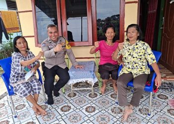 Bhabinkamtibmas Kelurahan Aiptu Herry Susanto Tarigan SH melaksanakan sambang ke rumah pendeta Desma Hutasoit dari Gereja GPDI di Jalan Bendungan