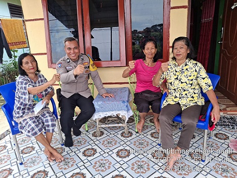Bhabinkamtibmas Kelurahan Aiptu Herry Susanto Tarigan SH melaksanakan sambang ke rumah pendeta Desma Hutasoit dari Gereja GPDI di Jalan Bendungan