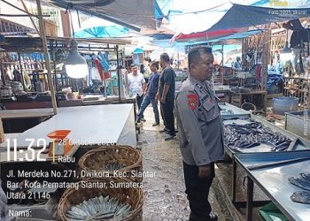 Kasub Sektor Pasar Horas AIPTU Edi Syahputra SH patroli jalan kaki di Pasar Horas