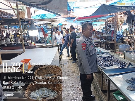 Kasub Sektor Pasar Horas AIPTU Edi Syahputra SH patroli jalan kaki di Pasar Horas