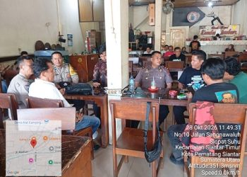 Kapolsek Siantar Timur IPTU Chandra Ritonga SH. MH bersama personil melaksanakan kegiatan Kumpul Bersama Masyarakat di Jalan Sangnawaluh