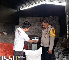 Kapolsek Siantar Barat Barat IPTU Raja Kaya Haloho SH. MH diwakili Bhabinkamtibmas AIPTU Isdianto dampingi penjualan jagung petani binaan ke Bulog Cabang Pematangsiantar