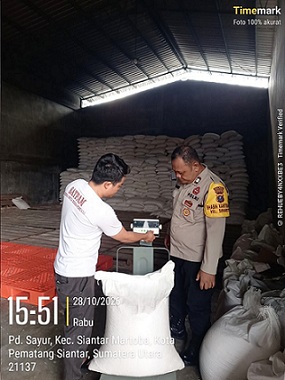 Kapolsek Siantar Barat Barat IPTU Raja Kaya Haloho SH. MH diwakili Bhabinkamtibmas AIPTU Isdianto dampingi penjualan jagung petani binaan ke Bulog Cabang Pematangsiantar