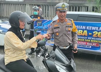 Kasat Lantas AKP Demonstar, S.H., M.H bagikan coklat kepada pengendara Tertib di Ops Patuh Toba 2026