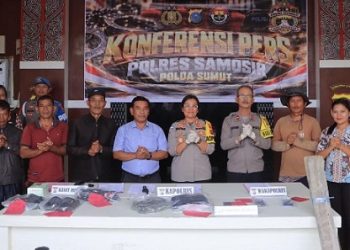 Kapolres Samosir AKBP Rina Tarigan bersama Kasat Reskrim IPTU Antonius Hutahaean saat paparan kasus pencurian kerbau. (Foto Ist)