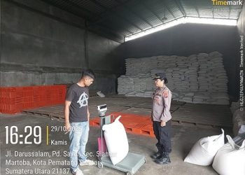 Polres Pematangsiantar diwakili Kasubbag Bekpal Bag Log AKP Jahrona Sinaga SH saat serahkan jagung ke gudang Bulog Cabang Pematangsiantar