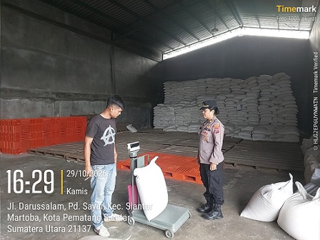 Polres Pematangsiantar diwakili Kasubbag Bekpal Bag Log AKP Jahrona Sinaga SH saat serahkan jagung ke gudang Bulog Cabang Pematangsiantar