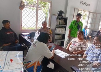 Bhabinkamtibmas Kelurahan Asuhan AIPTU G. Sinaga melakukan sambang kamtibmas di kantor Kelurahan Asuhan