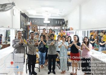 Kapolsek Siantar Utara IPTU Nana Sandra SH mengunjungi Pelatihan Salon Kecantikan di Holongma Salon