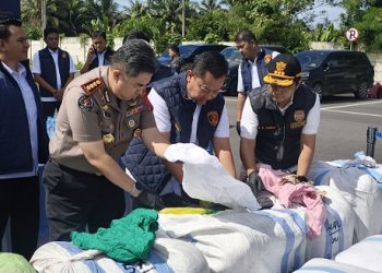 Polisi menggagalkan pengiriman 144 ballpress atau bal pakaian bekas diduga berasal dari impor ilegal di Jalan Tol Medan–Kuala Namu–Tebing Tinggi, tepatnya di Kilometer 68, Kabupaten Sergai (Foto Ist)